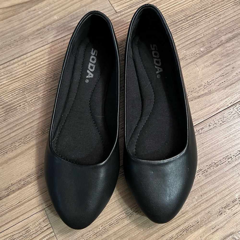Black flat slip on’s